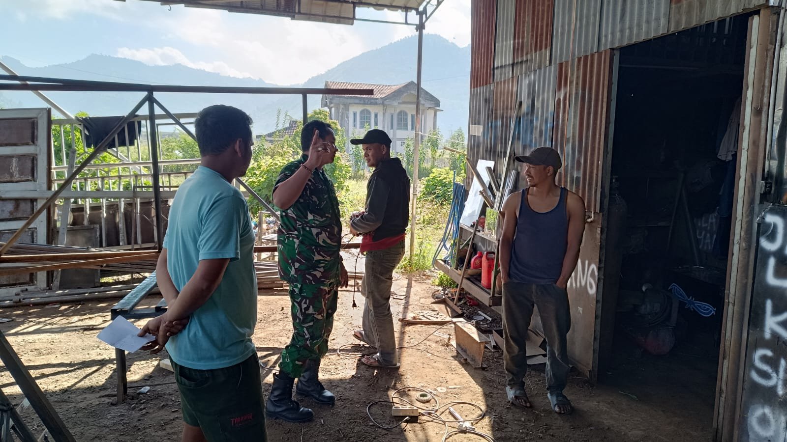 Komsos Babinsa: Bimbangan Pelaku Usaha Stenliss di Desa Simpang Kelaping Komsos Babinsa: Bimbangan Pelaku Usaha Stenliss di Desa Simpang Kelaping