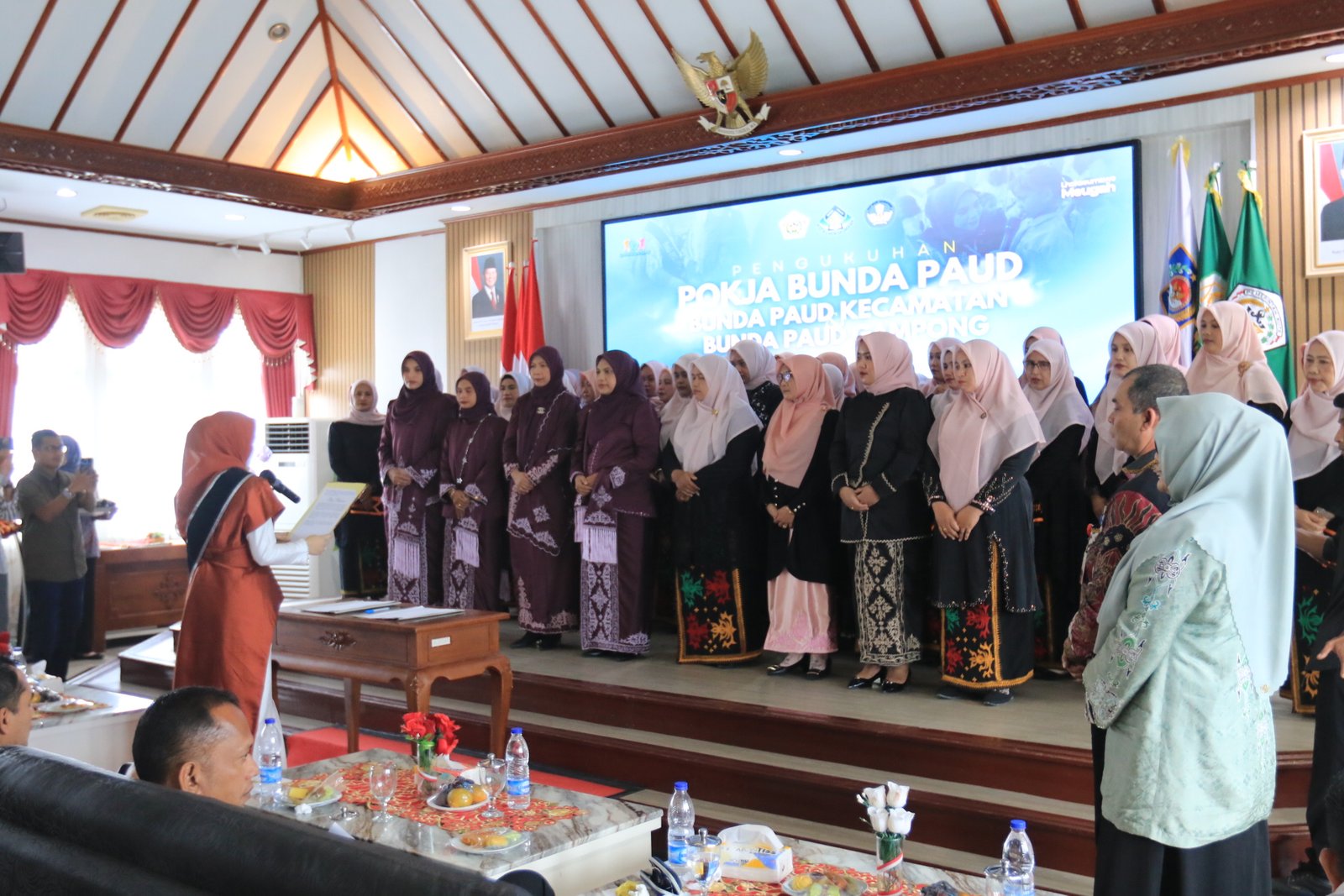 Ny. Yulinda Sayuti Resmi Kukuhkan Pokja Bunda PAUD se-Kota Lhokseumawe Ny. Yulinda Sayuti Resmi Kukuhkan Pokja Bunda PAUD se-Kota Lhokseumawe