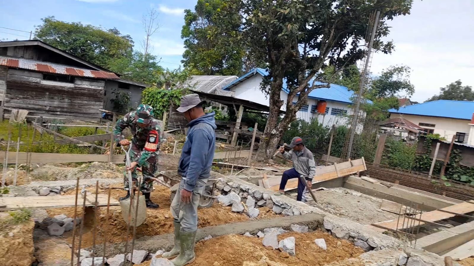 Babinsa Koramil Jagong Melaksanakan Karya Bakti di Desa Paya Tungel Babinsa Koramil Jagong Melaksanakan Karya Bakti di Desa Paya Tungel