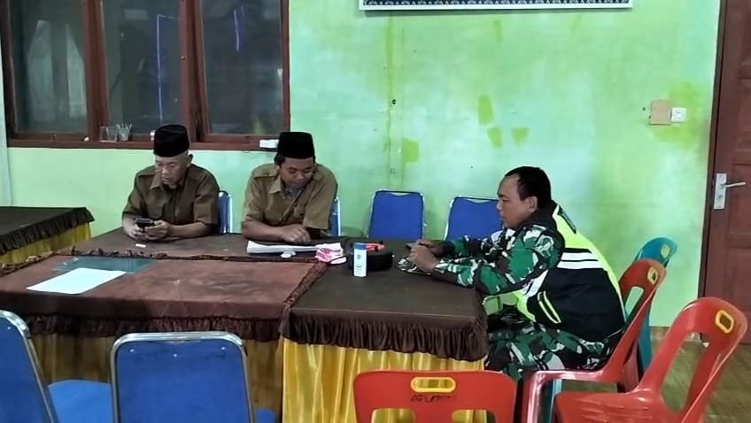 Laksanakan Komsos, Babinsa Koramil 07/Atu Lintang Berikan Pesan Ke Perangkat Desa Laksanakan Komsos, Babinsa Koramil 07/Atu Lintang Berikan Pesan Ke Perangkat Desa
