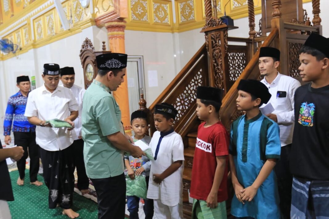 Wali Kota Lhokseumawe Santuni Ratusan Anak Yatim pada Safari Ramadhan di Masjid Syura Kandang Wali Kota Lhokseumawe Santuni Ratusan Anak Yatim pada Safari Ramadhan di Masjid Syura Kandang