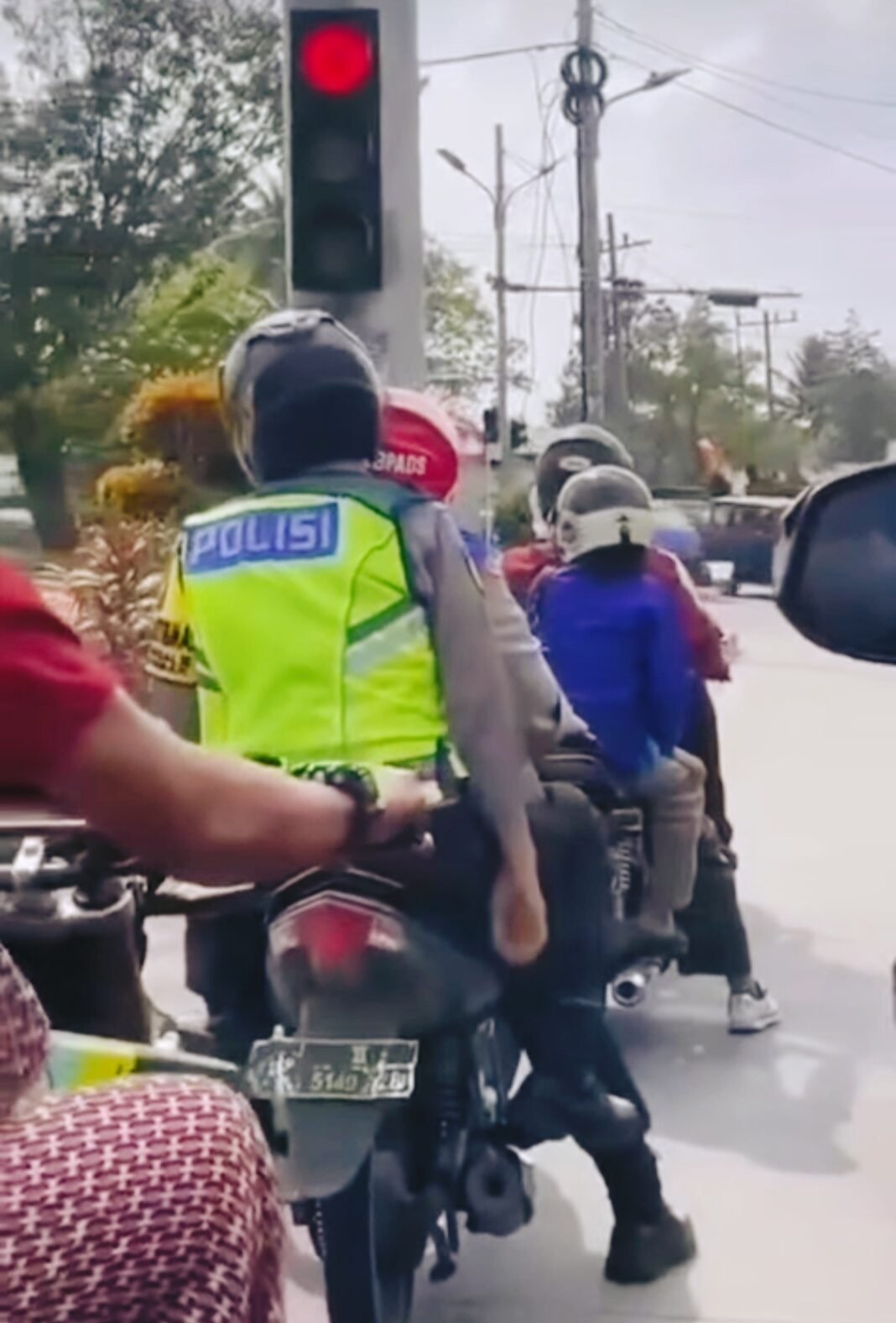 Pemotor di Aceh Berani Tegur Oknum Polisi Yang Merokok Saat Berkendara Pemotor di Aceh Berani Tegur Oknum Polisi Yang Merokok Saat Berkendara