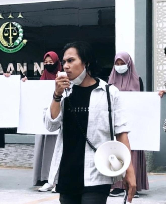 Transaksi Sunyi di Dalam Perlawanan Politik Transaksi Sunyi di Dalam Perlawanan Politik