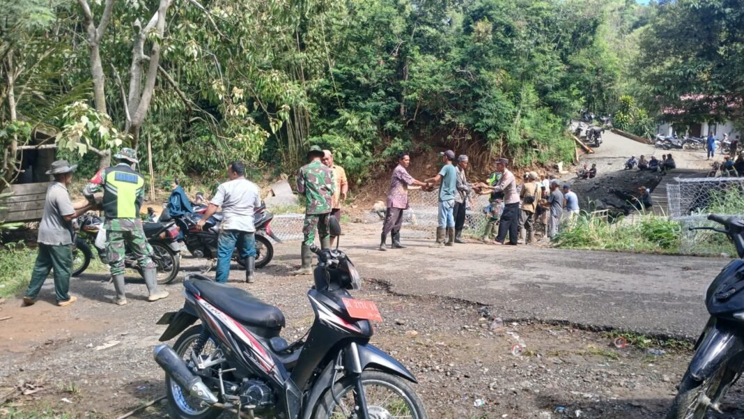 Personel Koramil 08/Silih Nara Kolaborasi Gotong Royong Bersama Relawan Personel Koramil 08/Silih Nara Kolaborasi Gotong Royong Bersama Relawan