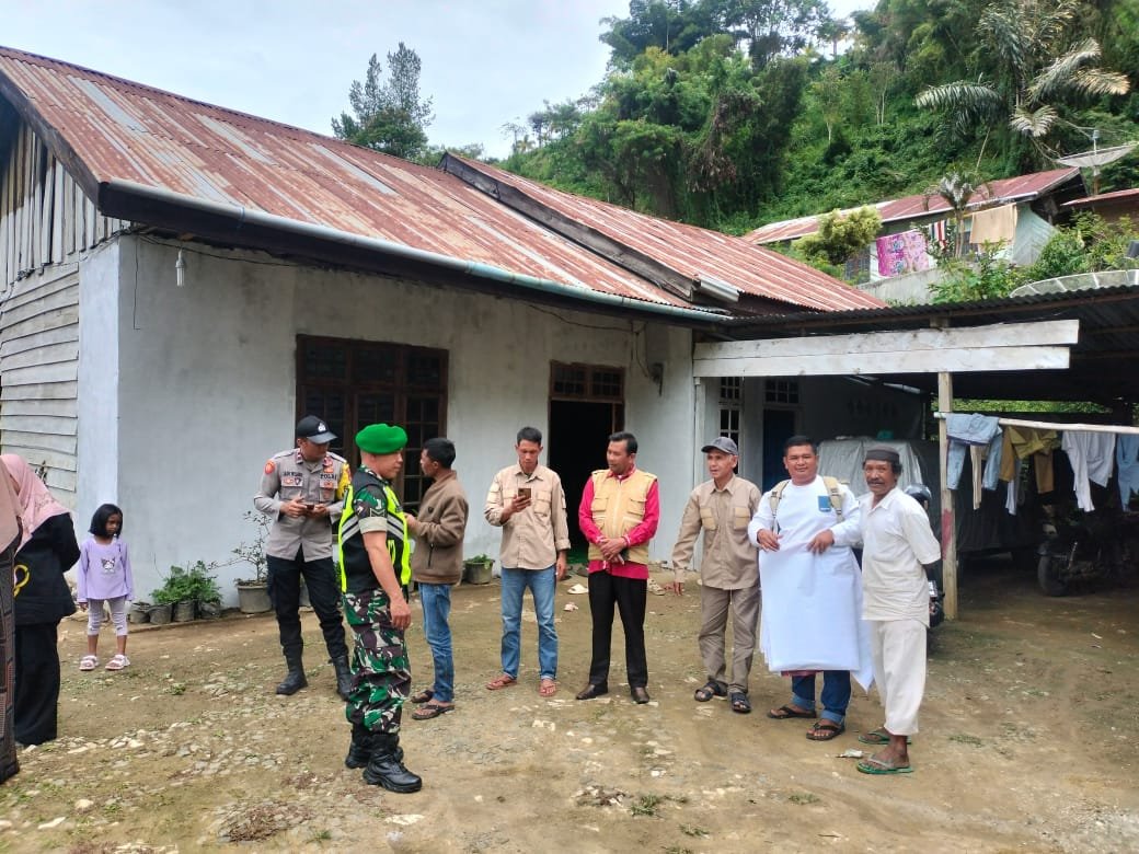 Babinsa Koramil 04/Bintang Himbau Warga Waspada Cuaca Buruk Babinsa Koramil 04/Bintang Himbau Warga Waspada Cuaca Buruk