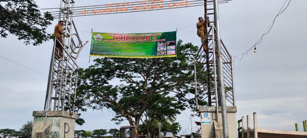 Penegakan Syariat Islam di Lhokseumawe melalui Pemasangan Spanduk Himbauan di Waduk Pusong Penegakan Syariat Islam di Lhokseumawe melalui Pemasangan Spanduk Himbauan di Waduk Pusong