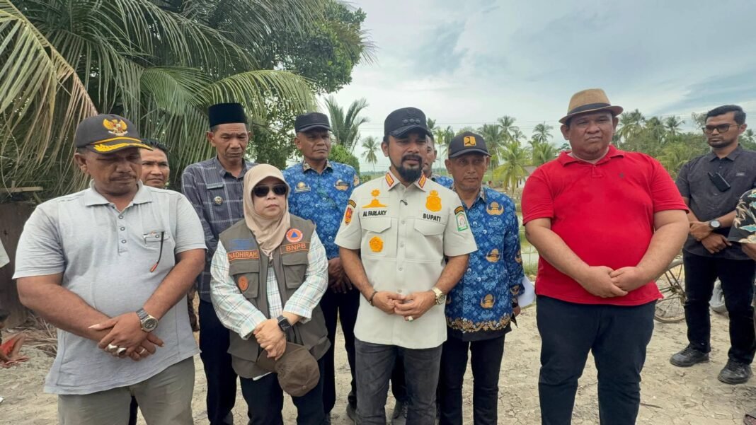 Bupati Al-Farlaky Tinjau Jaringan Irigasi Rusak Pascabanjir Bupati Al-Farlaky Tinjau Jaringan Irigasi Rusak Pascabanjir