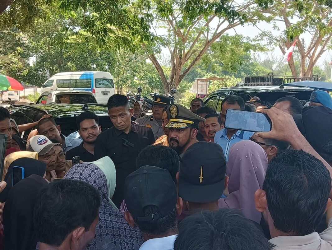 Jumpai Massa di Pusat Pemerintahan, Bupati Al-Farlaky Jelaskan Proses Bantuan Banjir Secara Terbuka Jumpai Massa di Pusat Pemerintahan, Bupati Al-Farlaky Jelaskan Proses Bantuan Banjir Secara Terbuka