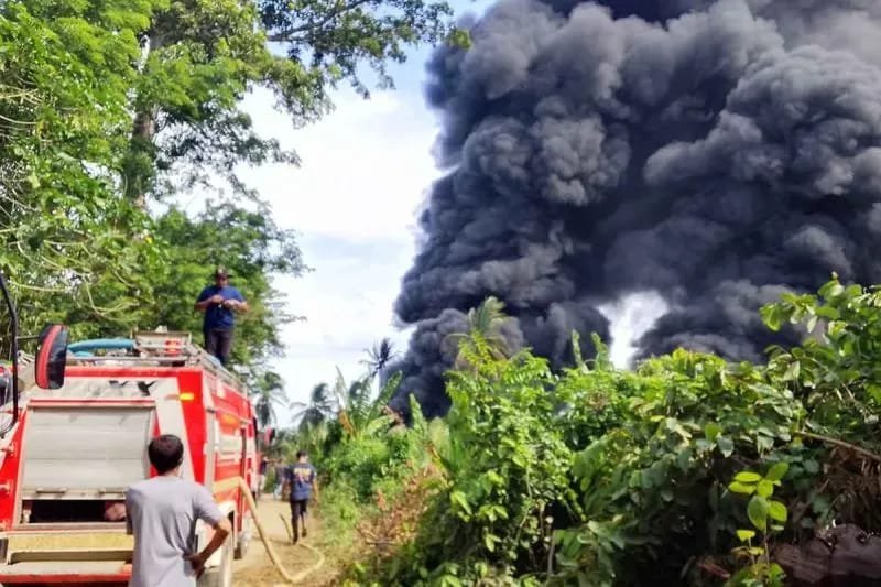 Pemkab Aceh Timur Gerak Cepat Tangani Kebakaran di Lokasi Sumur Minyak Tradisional Darul Ihsan Pemkab Aceh Timur Gerak Cepat Tangani Kebakaran di Lokasi Sumur Minyak Tradisional Darul Ihsan