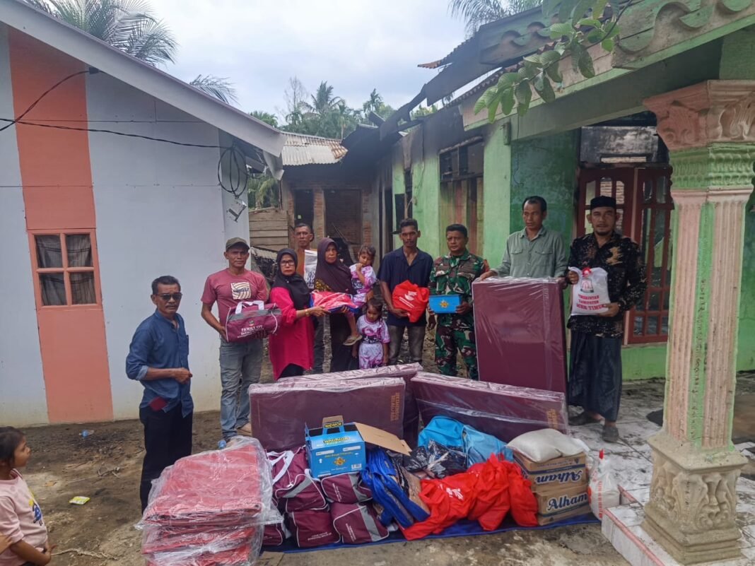 Dua Rumah di Seumanah Jaya Terbakar, Dinsos Aceh Timur Salurkan Bantuan Masa Panik Dua Rumah di Seumanah Jaya Terbakar, Dinsos Aceh Timur Salurkan Bantuan Masa Panik