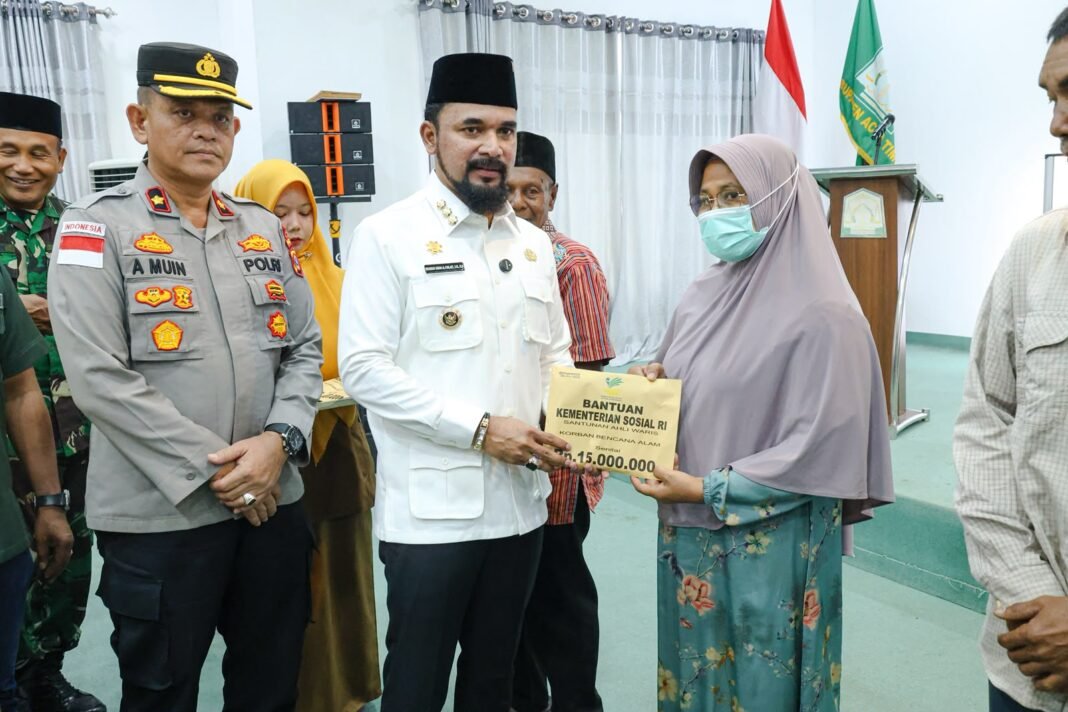 Bupati Al-Farlaky Serahkan Santunan Ahli Waris Tahap III Korban Banjir Bupati Al-Farlaky Serahkan Santunan Ahli Waris Tahap III Korban Banjir