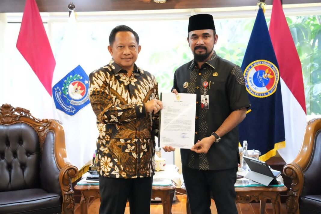 Tak Tinggal Diam, Bupati Al-Farlaky Terus “Ketuk Pintu” Pemerintah Pusat Perjuangkan Korban Banjir Tak Tinggal Diam, Bupati Al-Farlaky Terus “Ketuk Pintu” Pemerintah Pusat Perjuangkan Korban Banjir