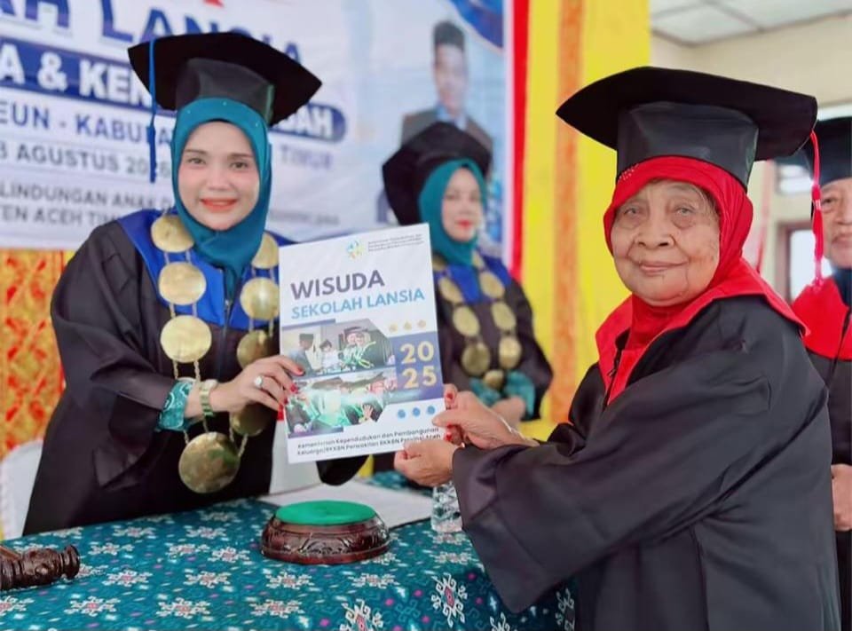 53 Lansia Aceh Timur Diwisuda, Ibu Lismawani: Belajar Tak Kenal Usia 53 Lansia Aceh Timur Diwisuda, Ibu Lismawani: Belajar Tak Kenal Usia