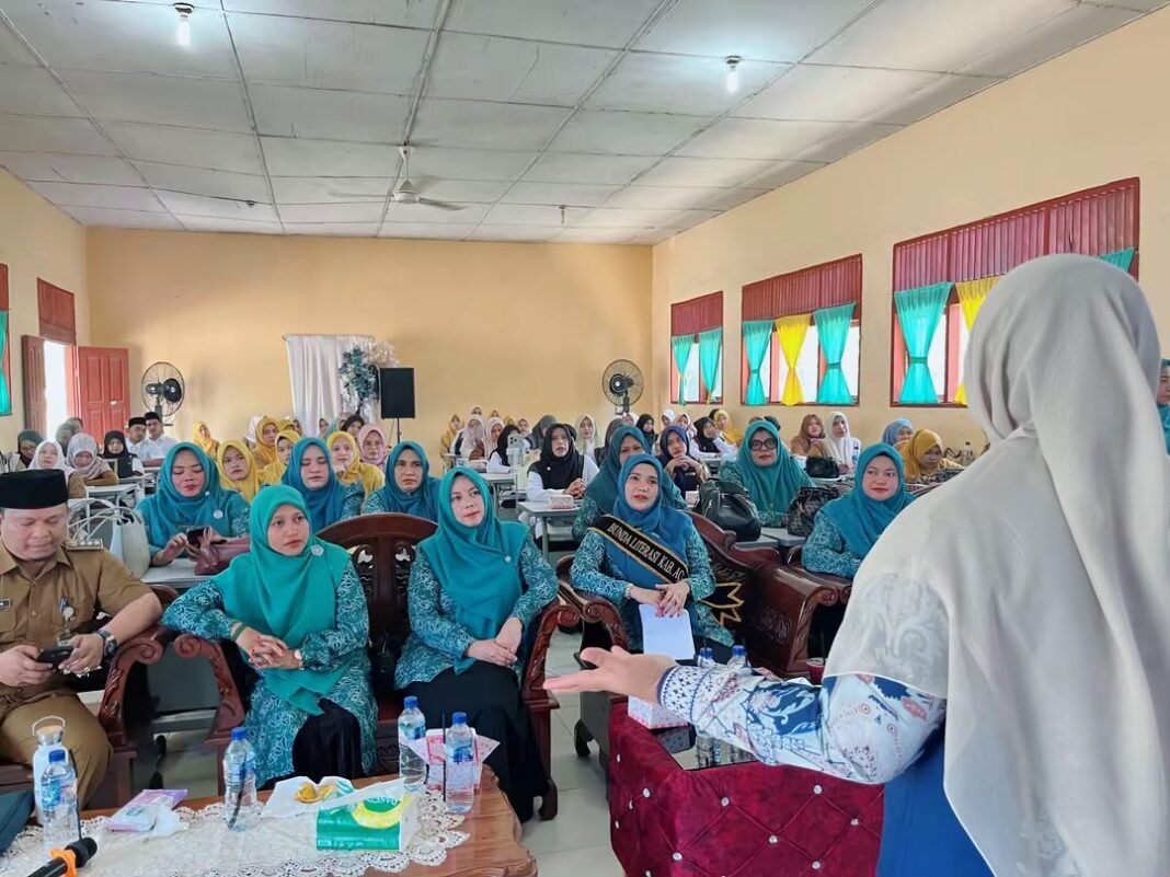 Bunda Literasi Aceh Timur Buka Pelatihan Literasi Dan Konseling, Ajak Guru Analisis Informasi Hoaks Bunda Literasi Aceh Timur Buka Pelatihan Literasi Dan Konseling, Ajak Guru Analisis Informasi Hoaks