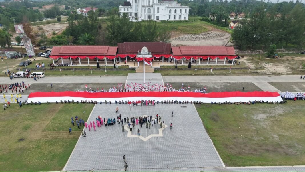Bendera 81 Meter Dikibarkan, Al-Farlaky Ajak Warga Isi Kemerdekaan dengan Karya Nyata Bendera 81 Meter Dikibarkan, Al-Farlaky Ajak Warga Isi Kemerdekaan dengan Karya Nyata