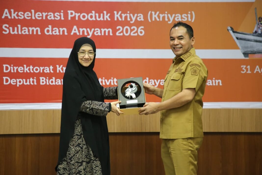 Sulam dan Anyam Lhokseumawe Didorong Naik Kelas, Direktur Kriya Serahkan Cenderamata kepada Wali Kota Sulam dan Anyam Lhokseumawe Didorong Naik Kelas, Direktur Kriya Serahkan Cenderamata kepada Wali Kota