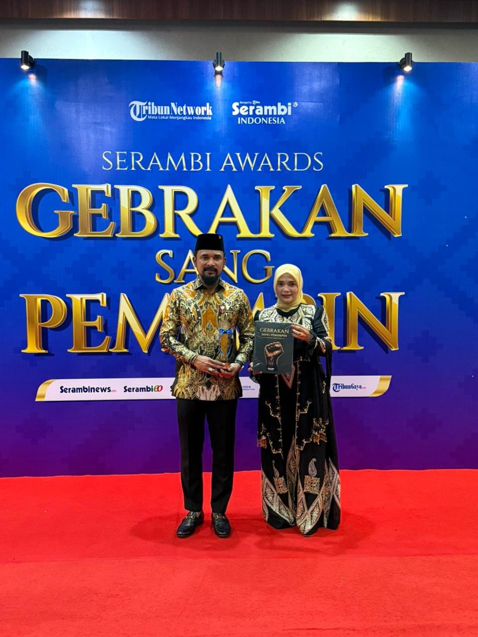 Bupati Al-Farlaky Raih Serambi Award, Dinobatkan sebagai Pemimpin Inovator Transformasi Fiskal Daerah Bupati Al-Farlaky Raih Serambi Award, Dinobatkan sebagai Pemimpin Inovator Transformasi Fiskal Daerah