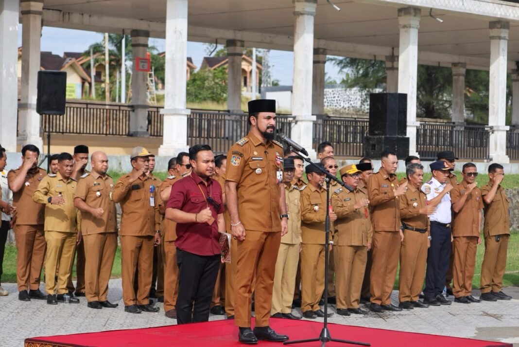 Pimpin Apel Gabungan Bupati Al-Farlaky Tekankan Disiplin ASN dan Evaluasi Kinerja Memasuki Tahun Kedua Pemerintahan Pimpin Apel Gabungan Bupati Al-Farlaky Tekankan Disiplin ASN dan Evaluasi Kinerja Memasuki Tahun Kedua Pemerintahan